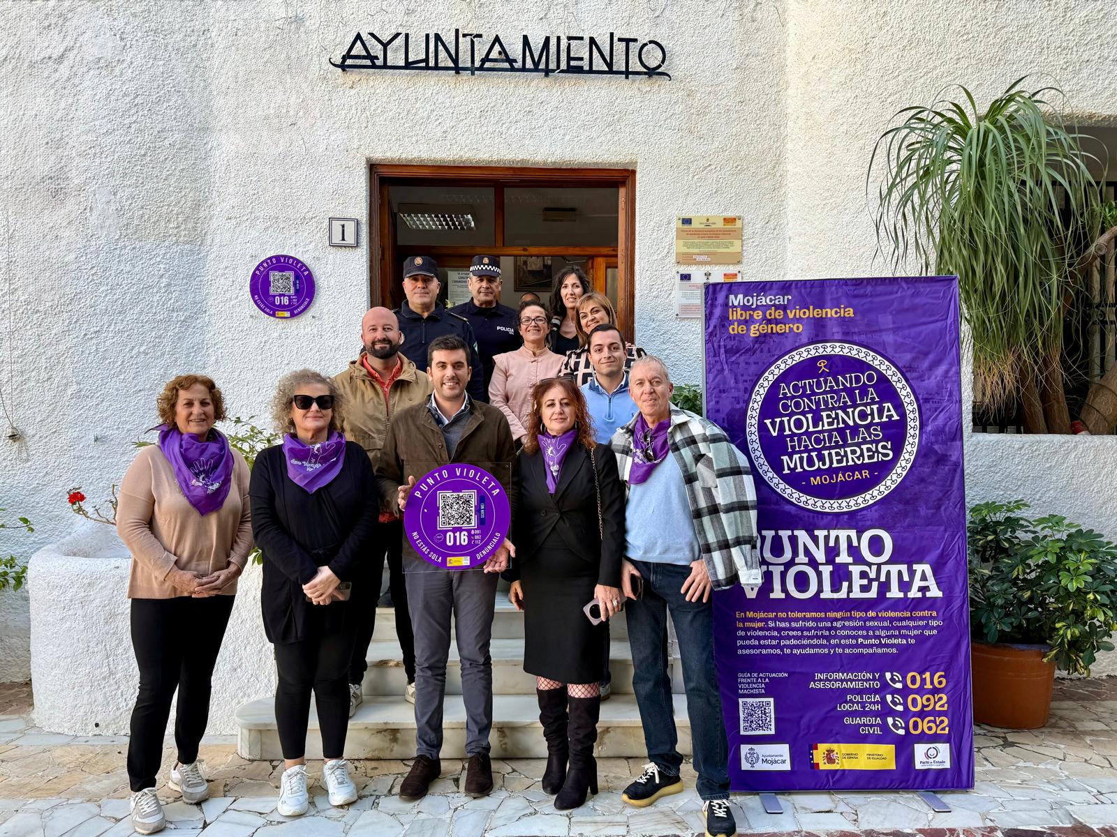 El Ayuntamiento de Mojácar ha presentado este martes tres nuevos Puntos Violeta, una iniciativa destinada a fortalecer la atención, prevención y detección de la violencia de género en el municipio.